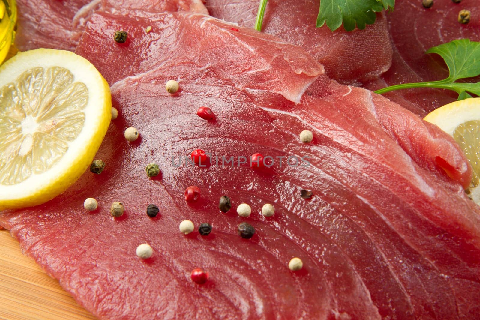 fresh tuna eith lemon and parsley