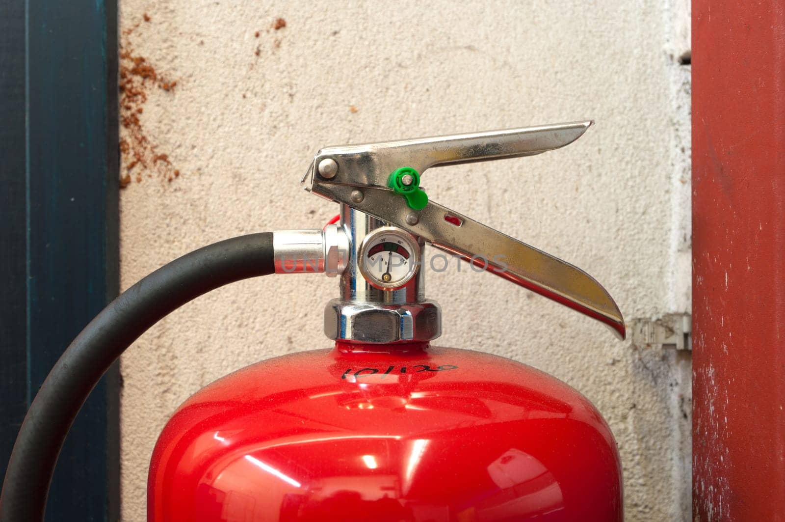close-up op a part of a fire extinguisher
