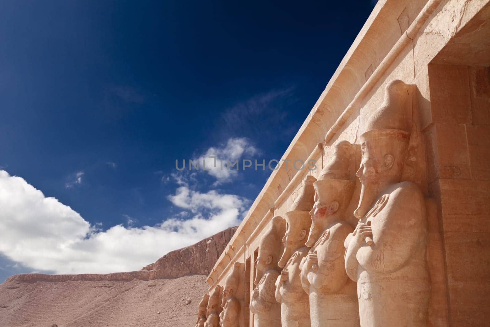 Ancient statues in Hatshepsut&#039 s temple in Egypt
