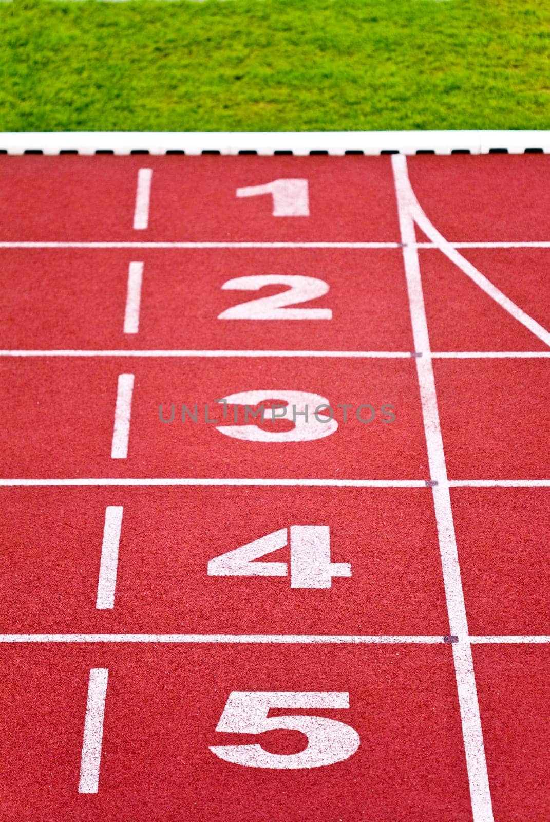 Numbers of track lanes in sports runway