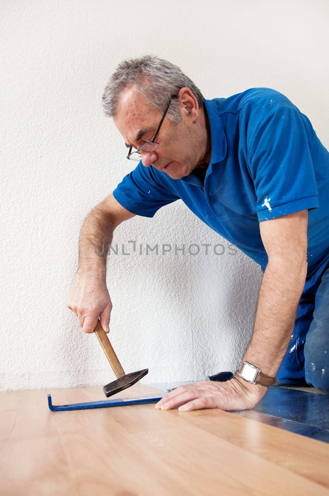 Laying laminate flooring