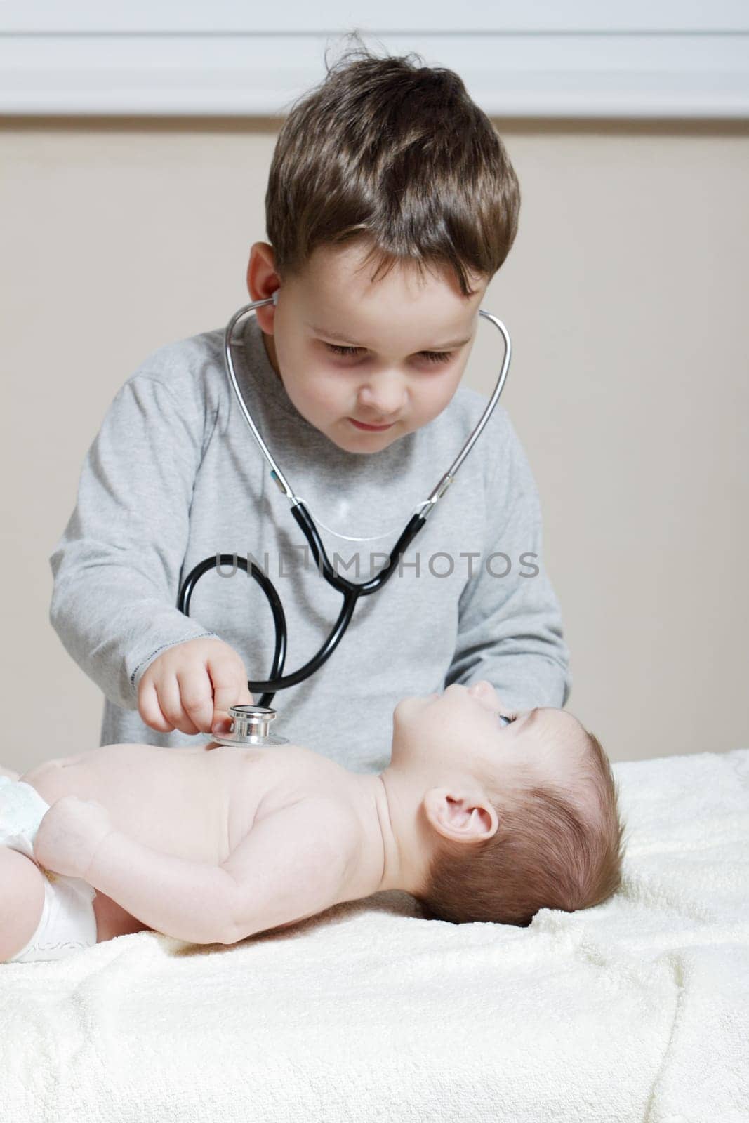Stethoscope listening to a baby&#039 s heartbeat
