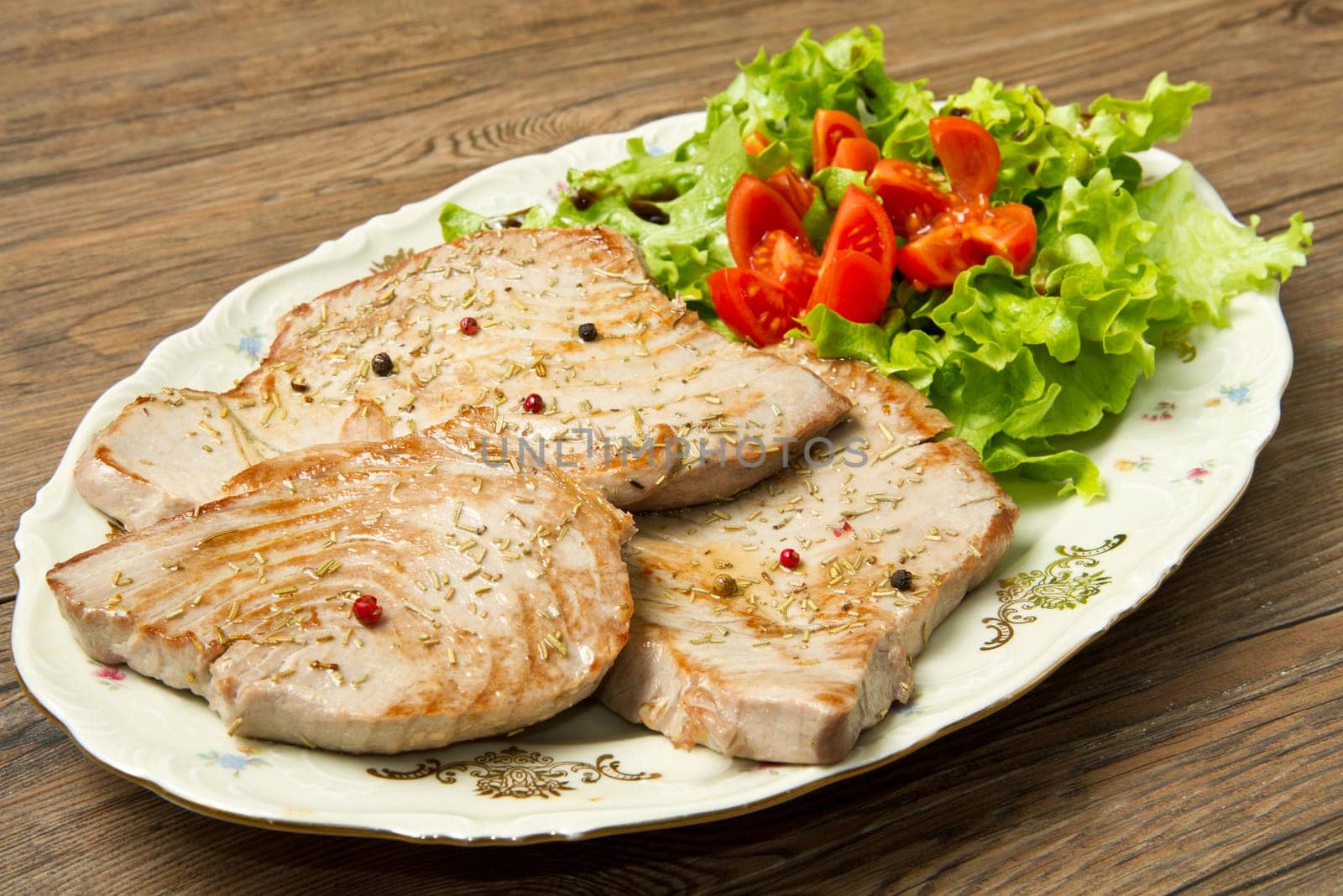 tuna filet with salad