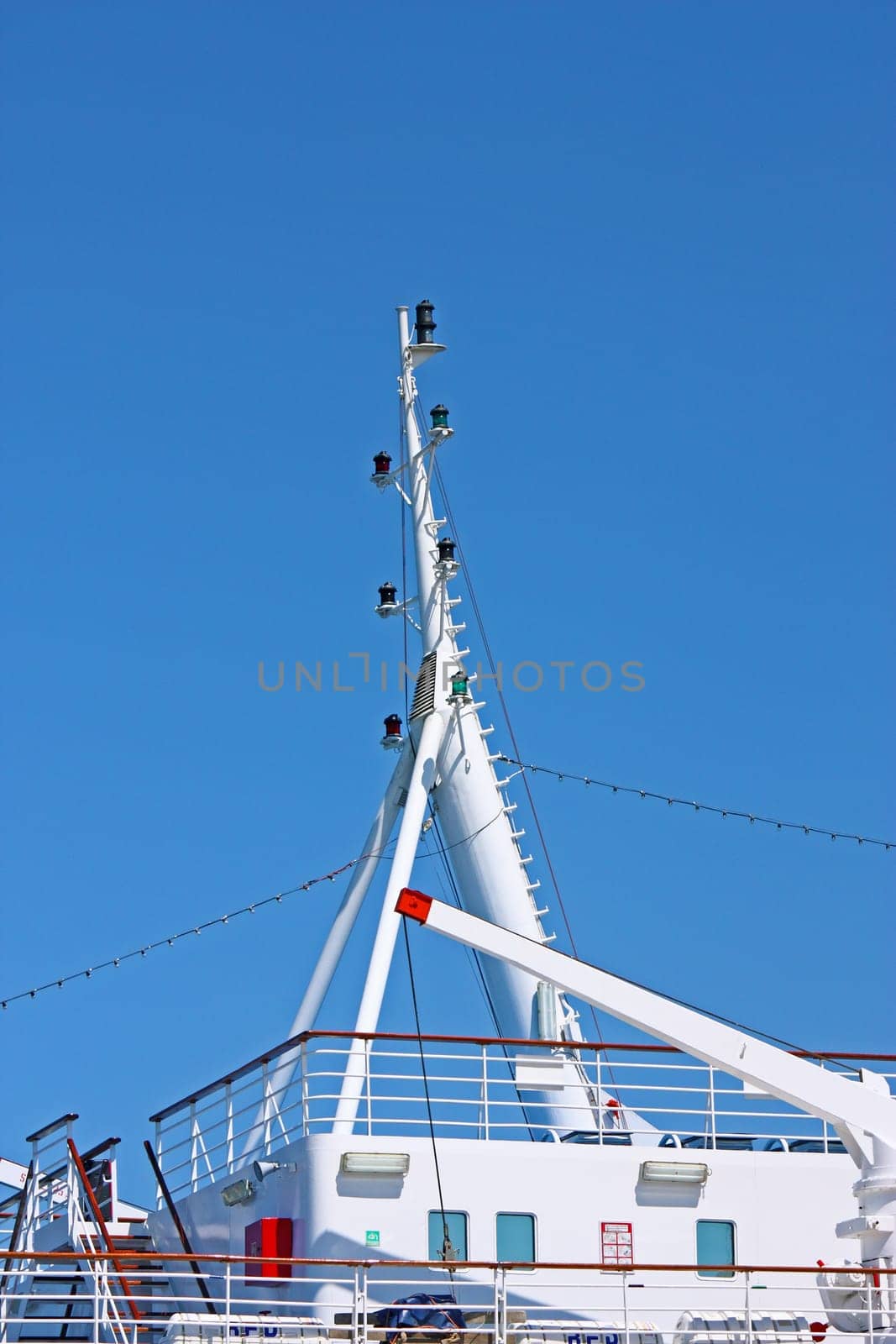 Signal lights on the mast of the ship