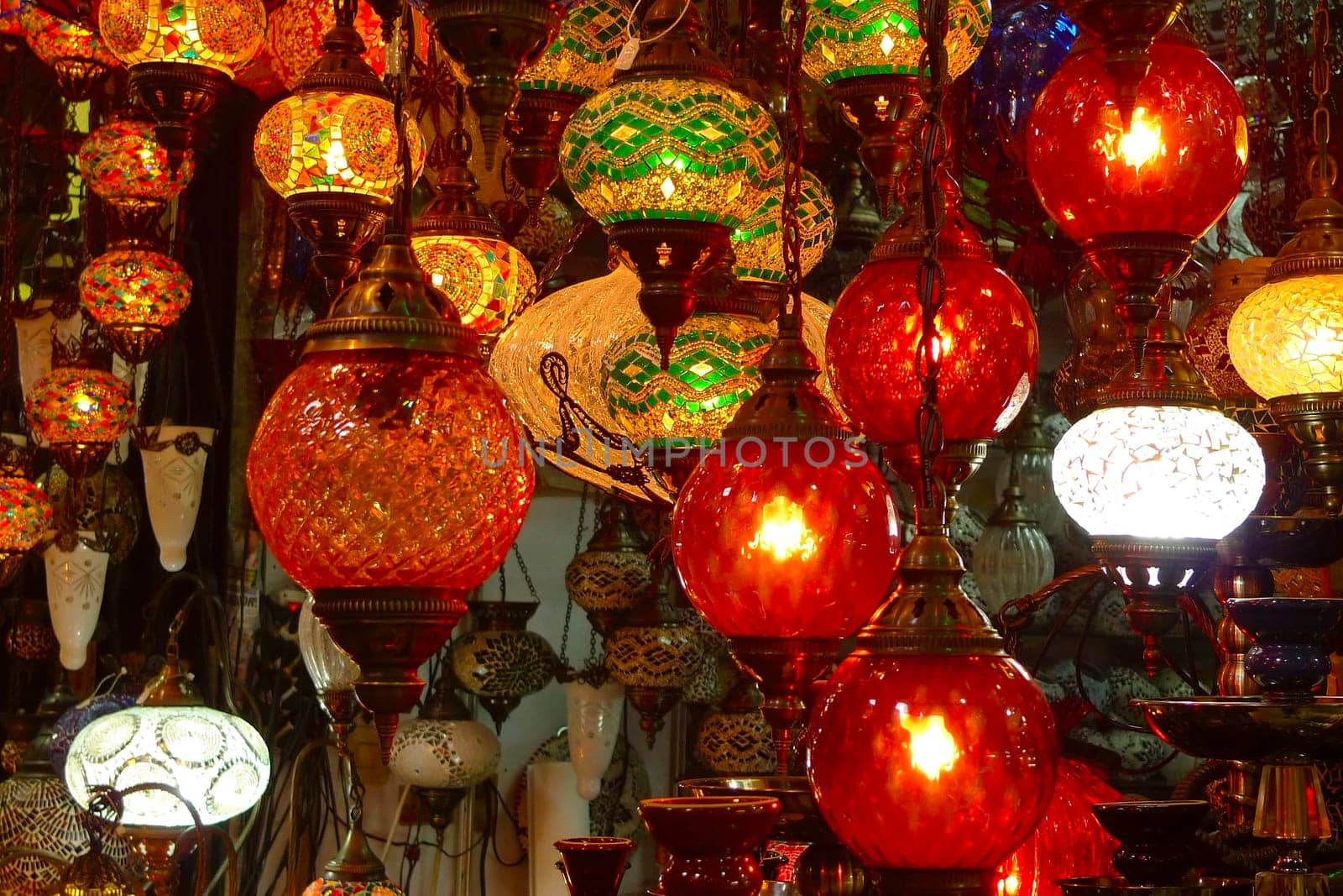 Colorful turkish glass lamps at Istambul market