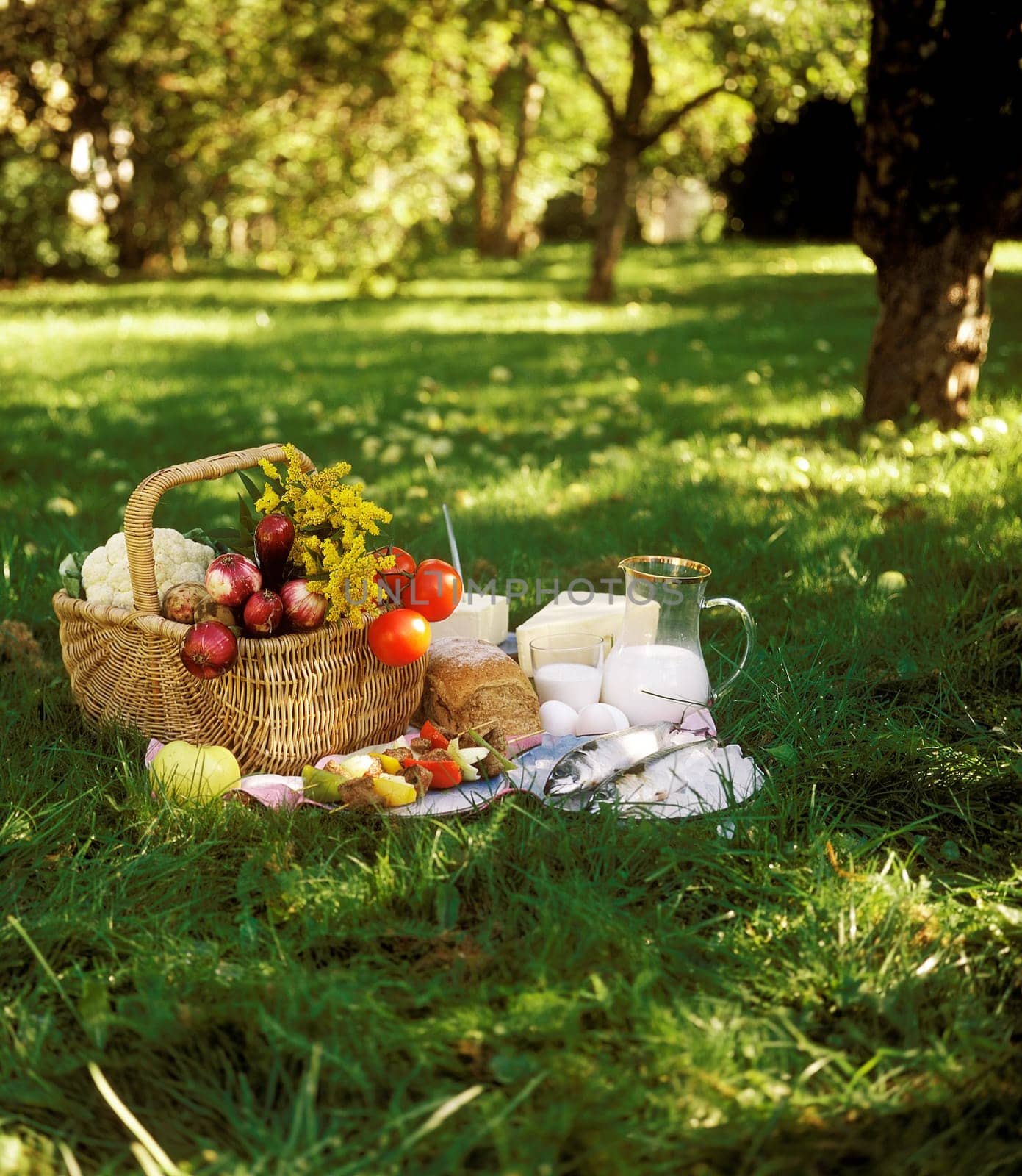 Bread, Fish and vegetables in a picnic basket