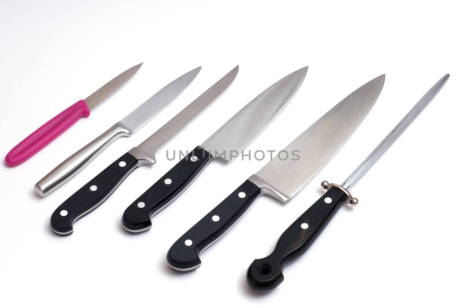 Five different kitchen knives and a sharpening steel for sharpening