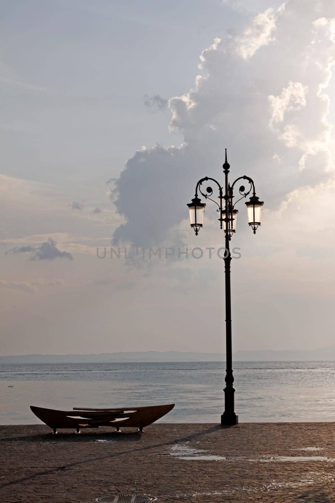 Laterne an der Uferpromenade von Lazise,Gardasee,Venetien,Italien - Lantern at the promenade of Lazise,Lake Garda,Veneto,Italy