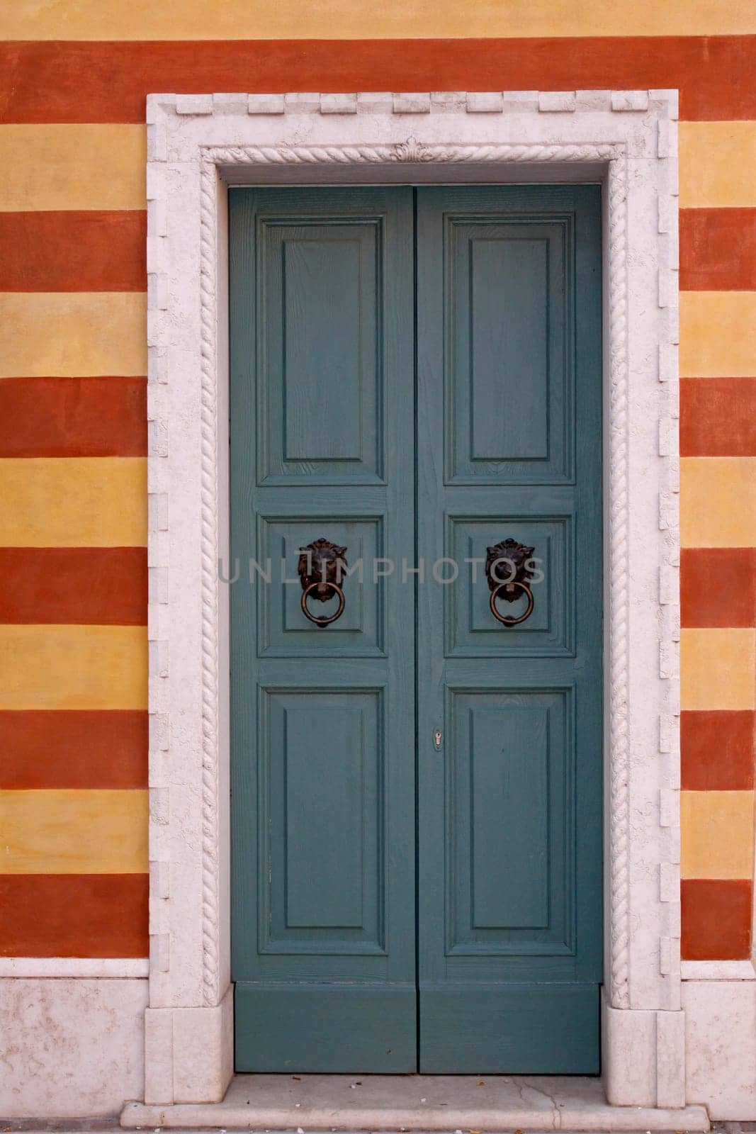 Bardolino,Haustür in der Altstadt von Bardolino,Venetien,Italien - Bardolino,front door in the old town of Bardolino,Veneto,Italy