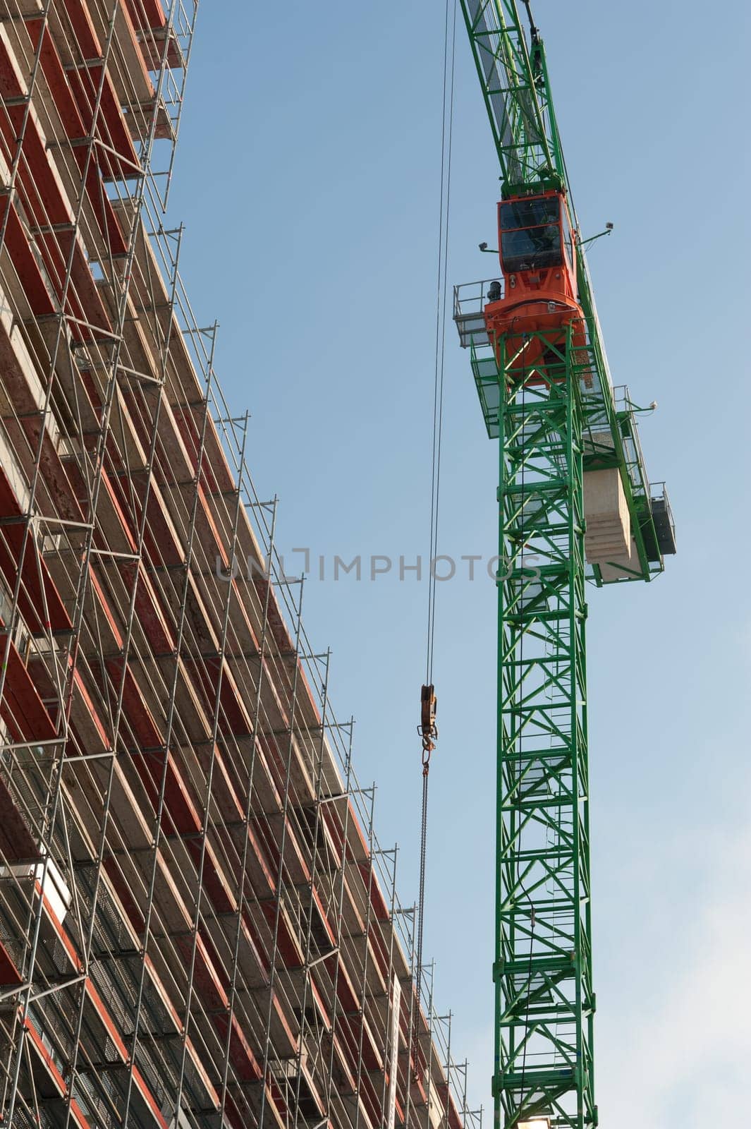 Construction crane with scaffolding