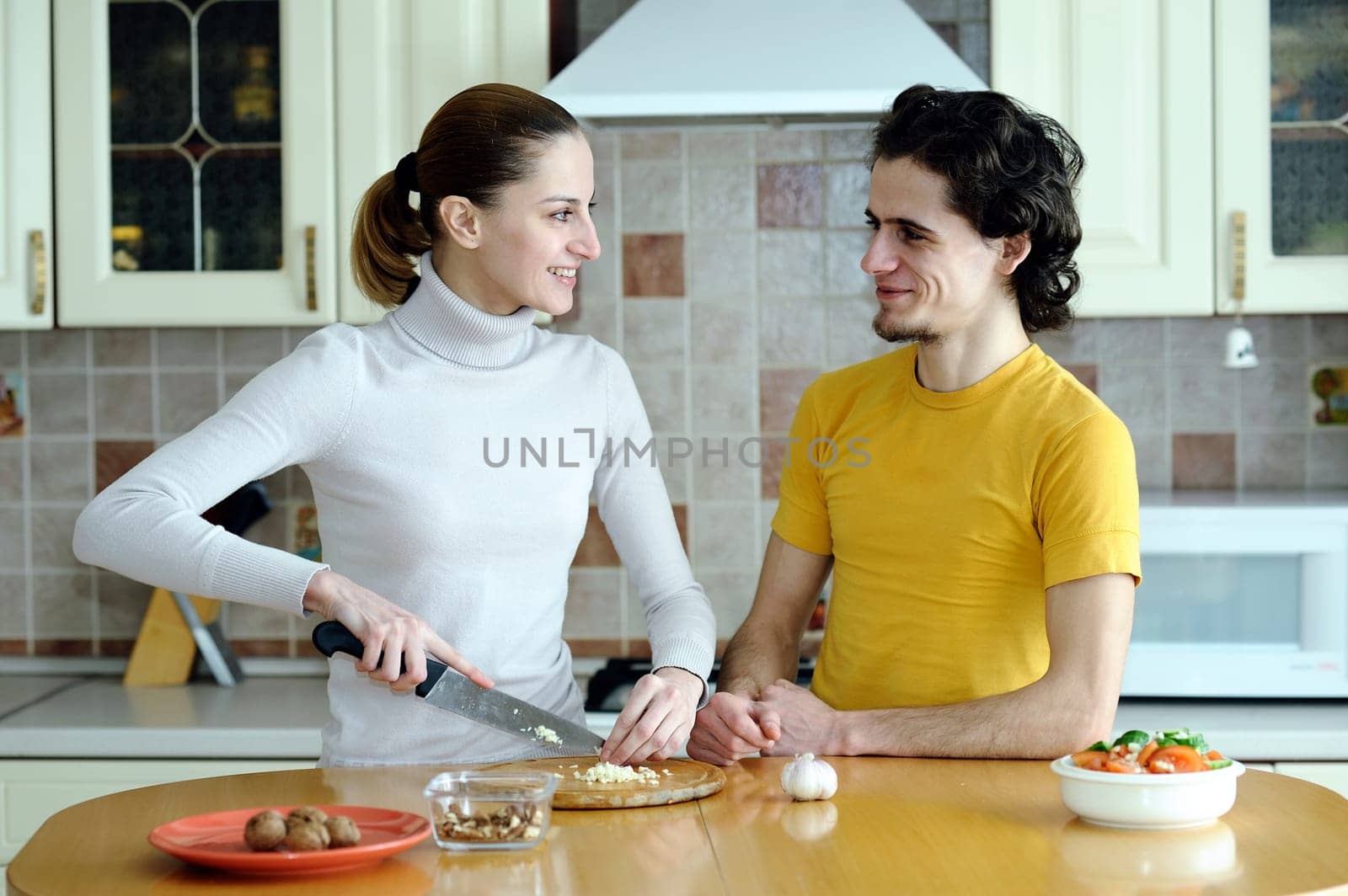 Young couple in the kichen preparing food