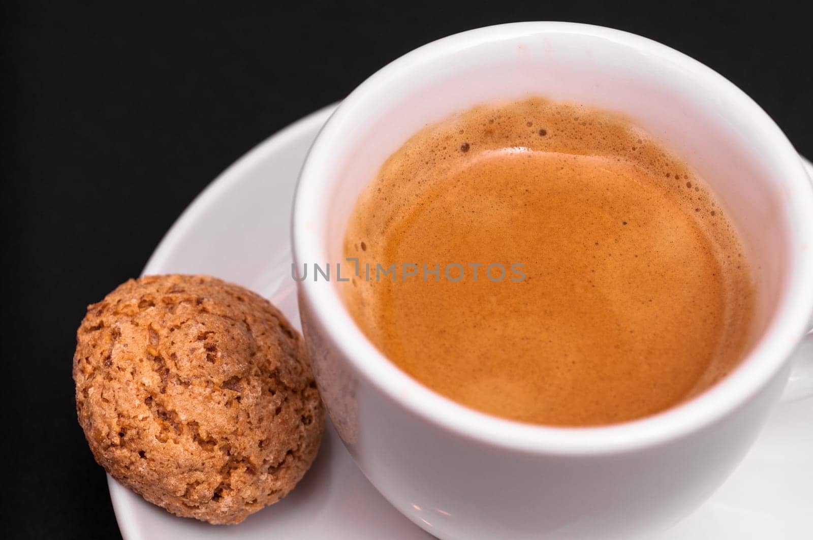 Close-up of a cup with a café espresso and an amarettino