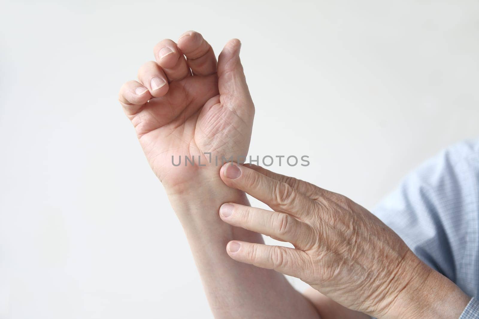 man indicates where the pain is located