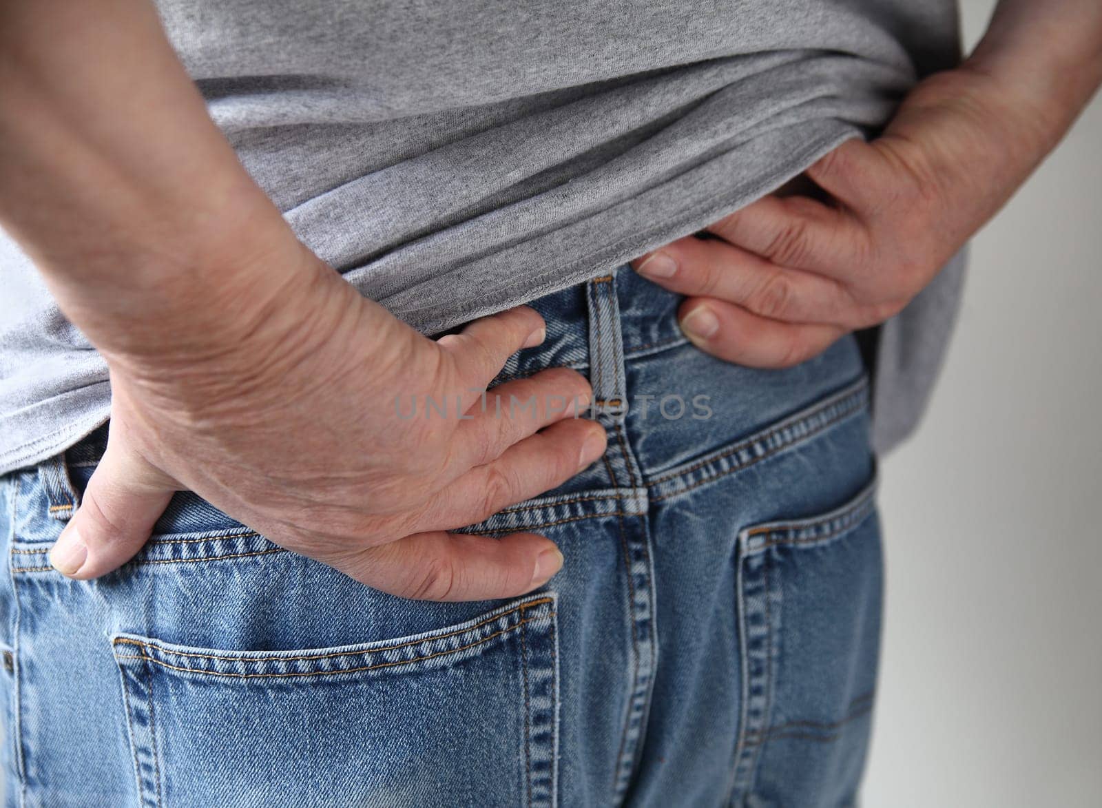 a man experiences pain in his hips