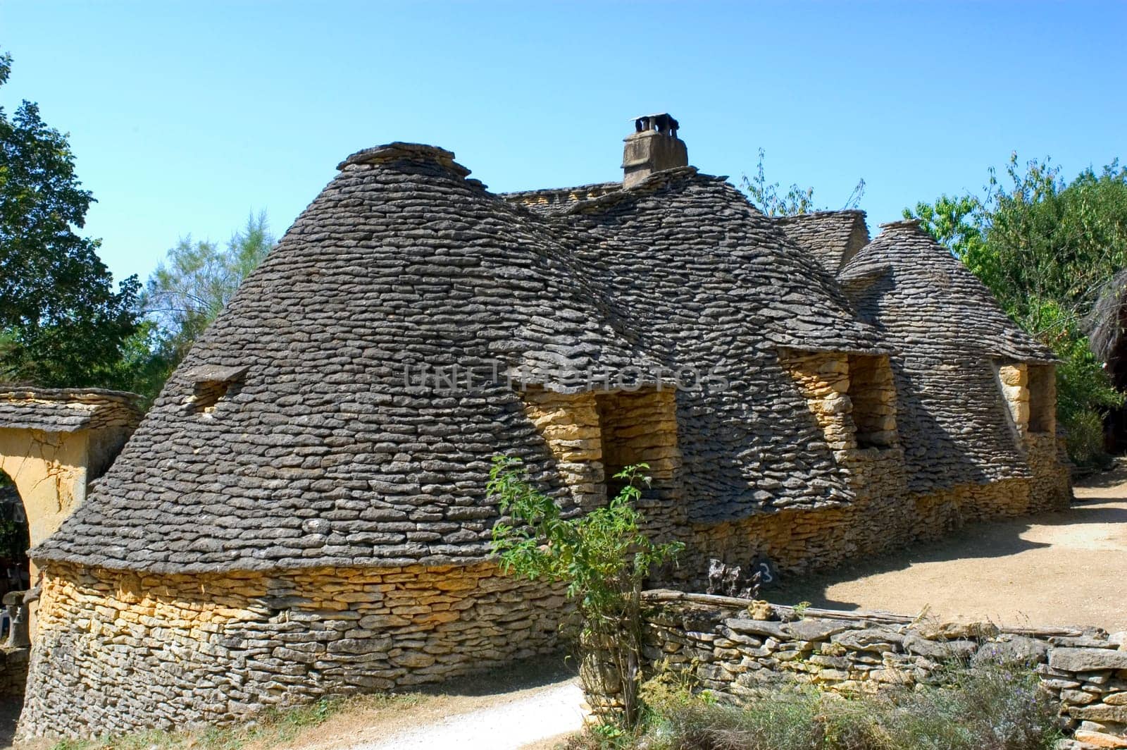 The word borie was introduced into Perigord in the years 1970. The term authentically from Périgueux is Cabane. Boria meaning cattle shed to beef animals in langue d'oc, the borie would correspond more to one small smallholding.