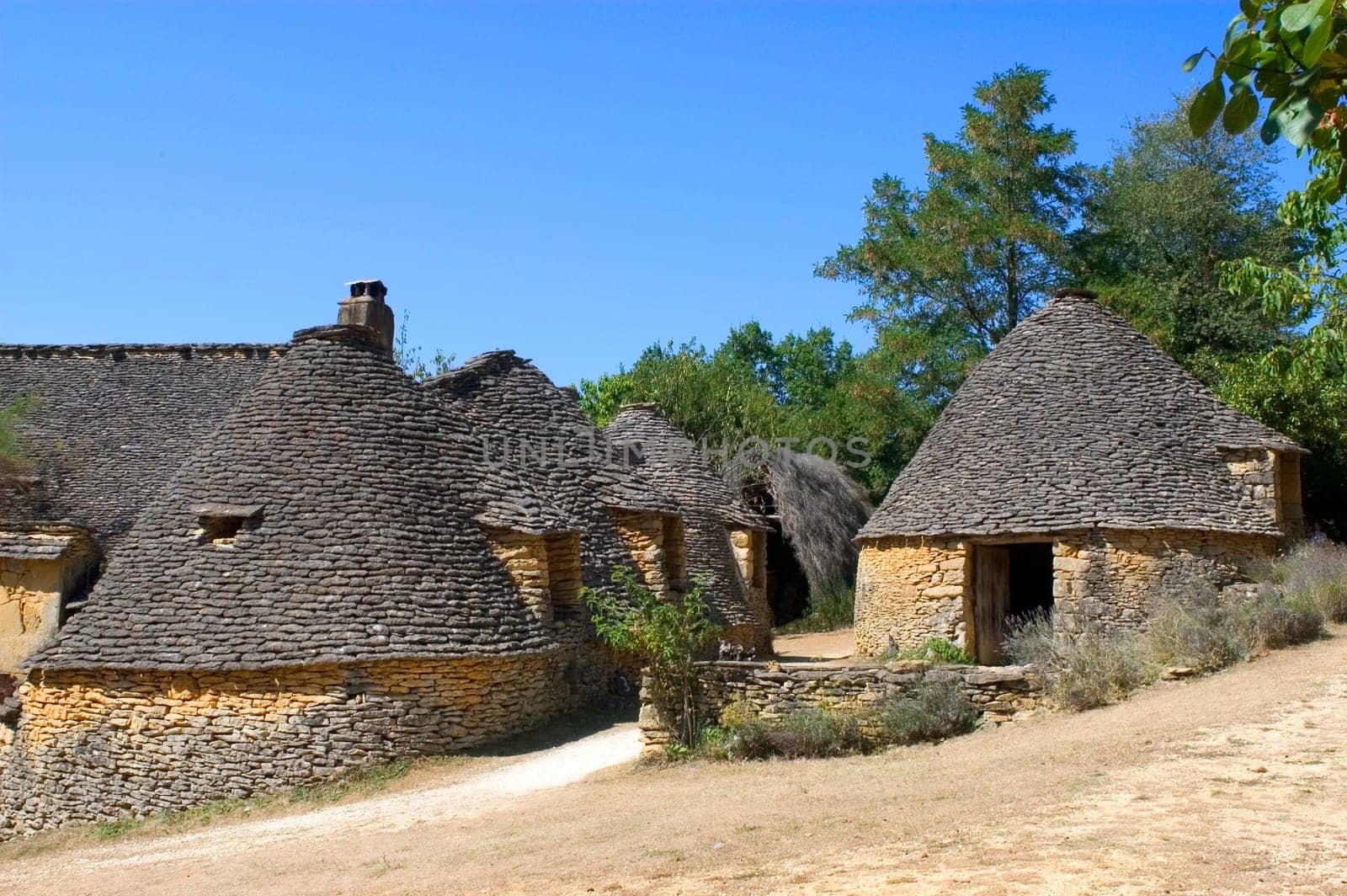 The word borie was introduced into Perigord in the years 1970. The term authentically from Périgueux is Cabane. Boria meaning cattle shed to beef animals in langue d'oc, the borie would correspond more to one small smallholding.