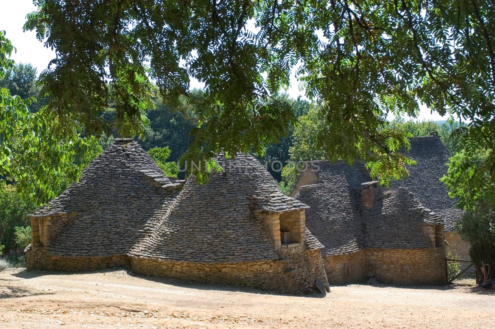 The word borie was introduced into Perigord in the years 1970. The term authentically from Périgueux is Cabane. Boria meaning cattle shed to beef animals in langue d'oc, the borie would correspond more to one small smallholding.