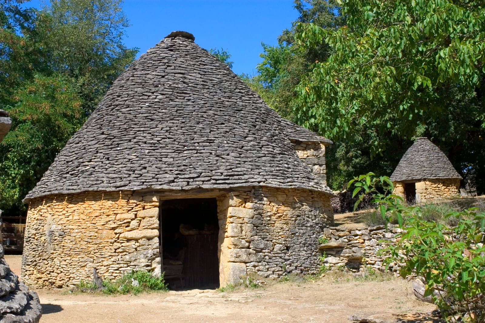 The word borie was introduced into Perigord in the years 1970. The term authentically from Périgueux is Cabane. Boria meaning cattle shed to beef animals in langue d'oc, the borie would correspond more to one small smallholding.