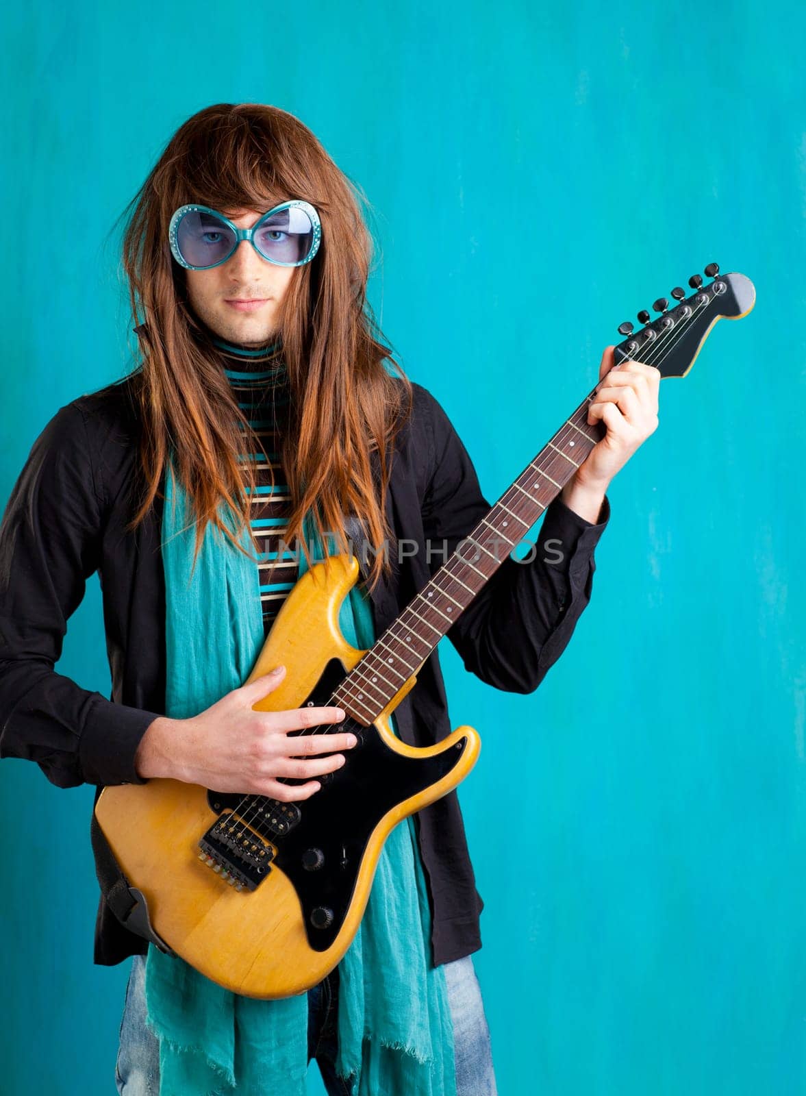 humor retro vintage hip heavy seventies guitar player with sunglasses
