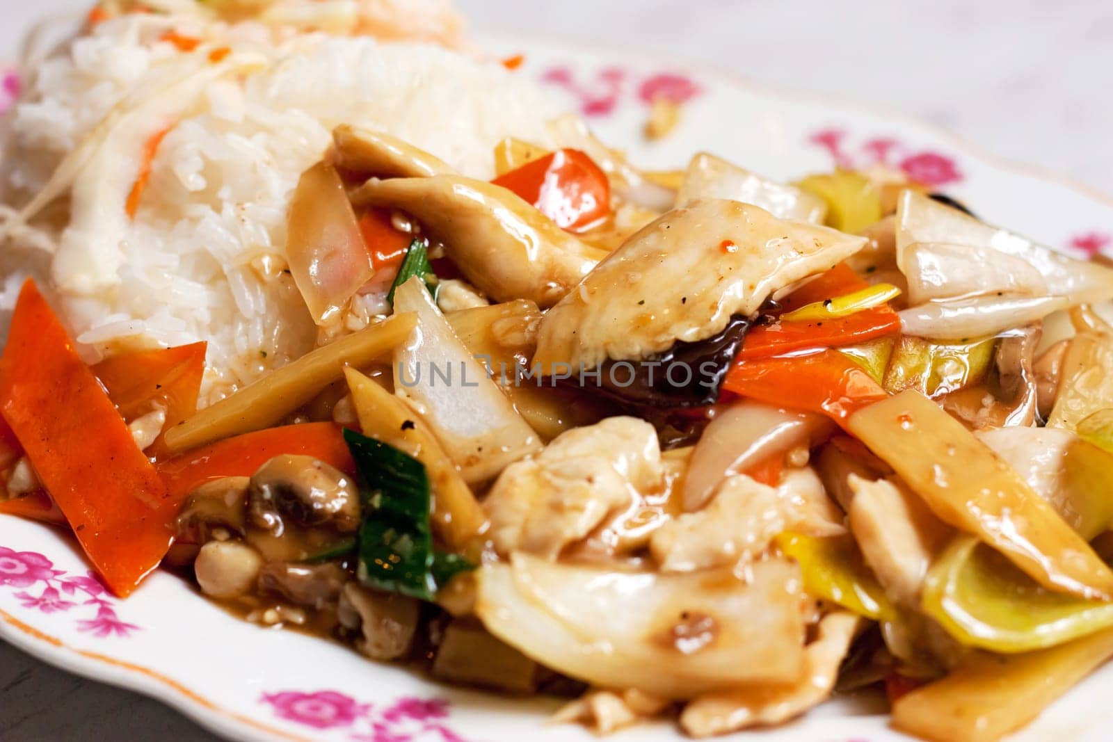 A delicious asian chicken with vegetables and white rice
