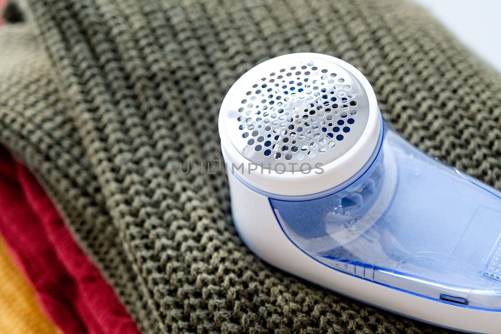 anti-pilling razor machine on sweaters by Desperada