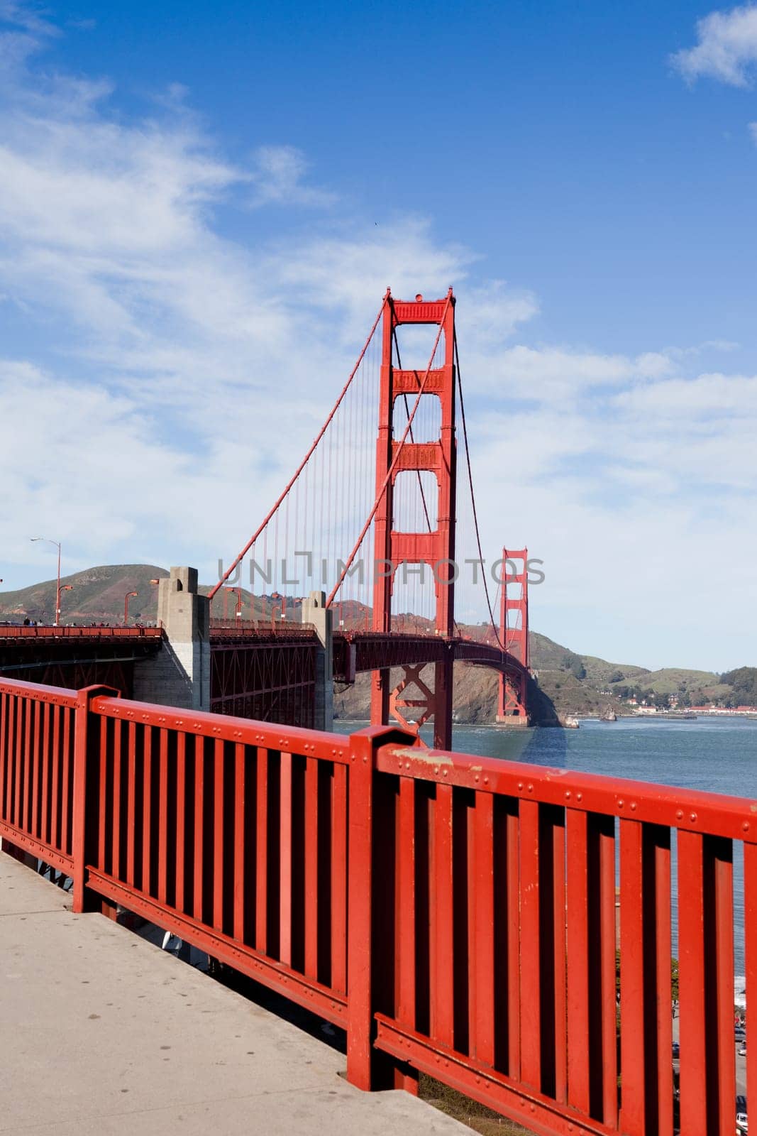 Golden gate bridge on a sunny afternoon