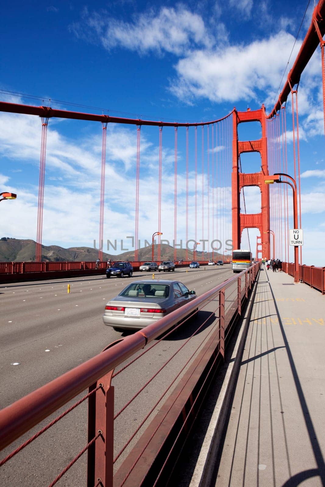 Golden gate bridge on a sunny afternoon