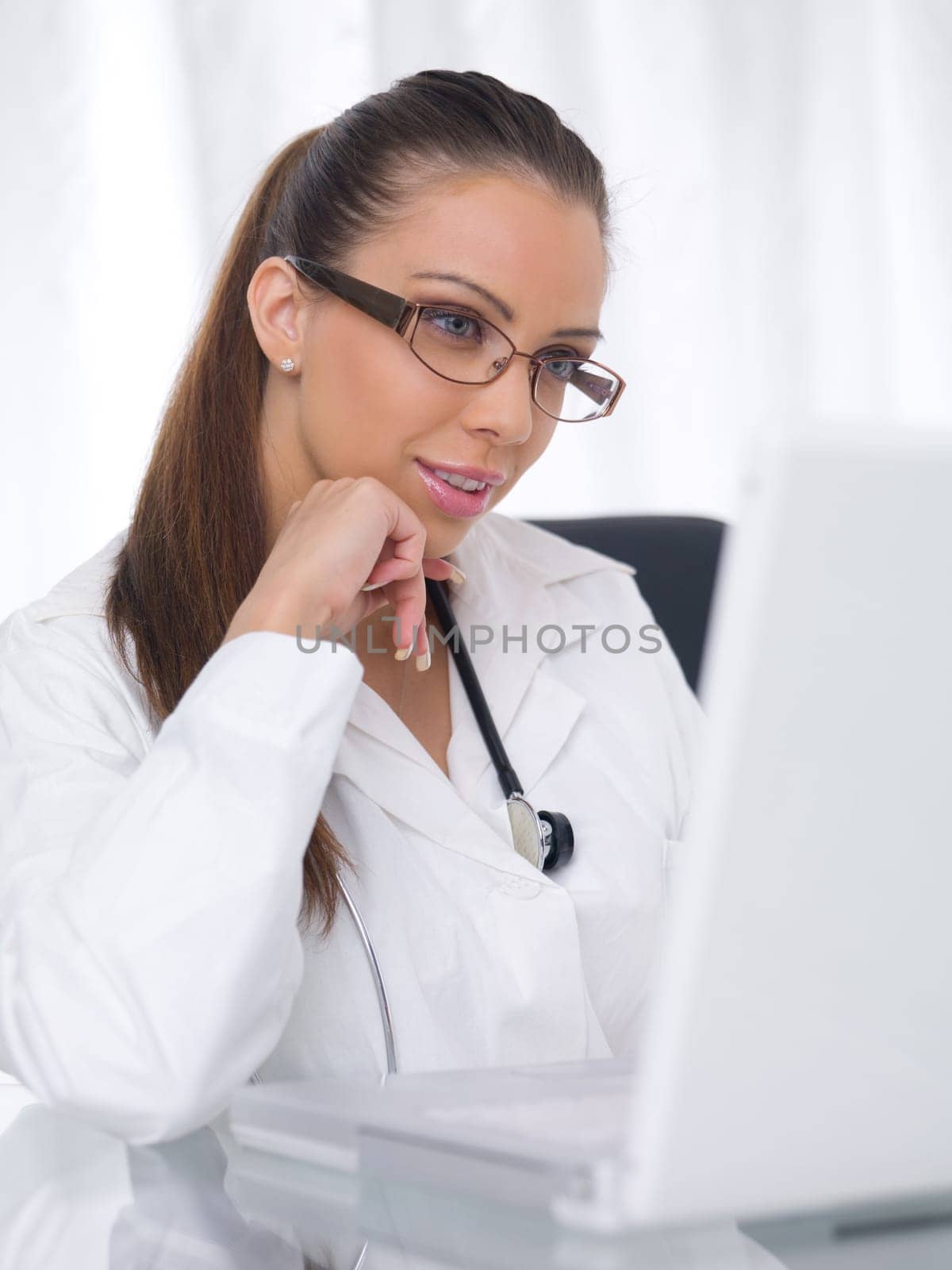 20-25 years old beautiful female doctor