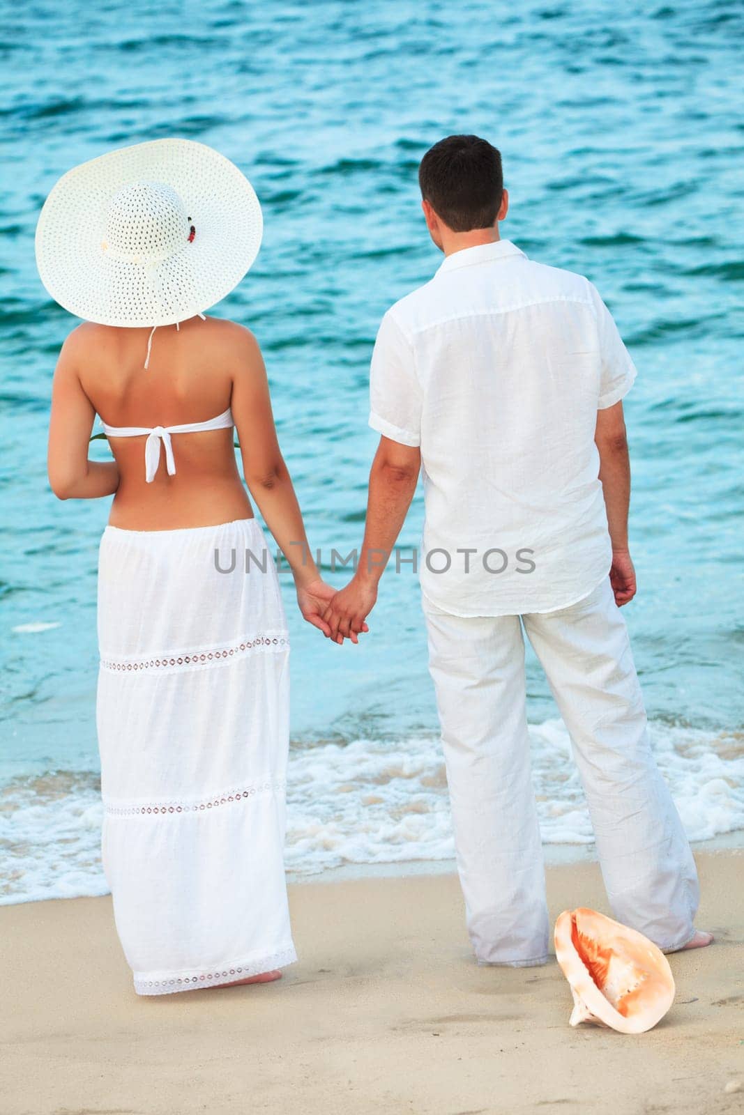 Rear view of romantic couple near the ocean