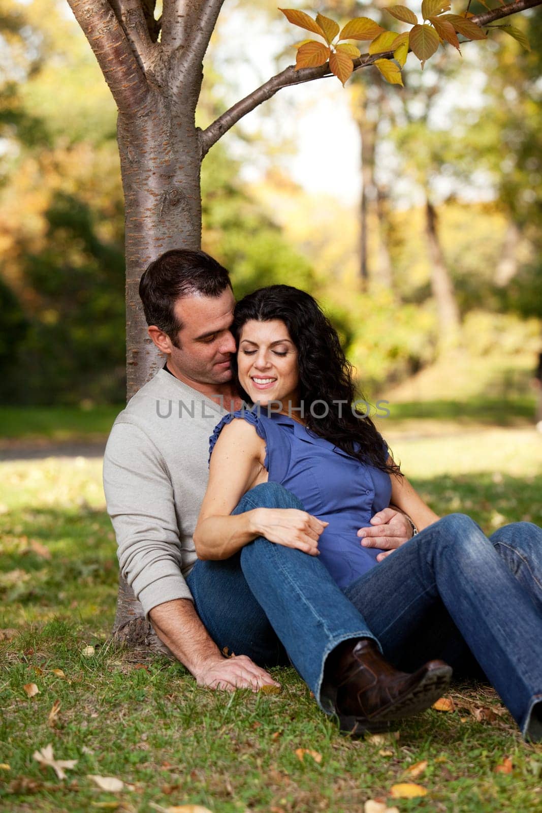 A happy couple in the park relaxing and enjoying eachothers company