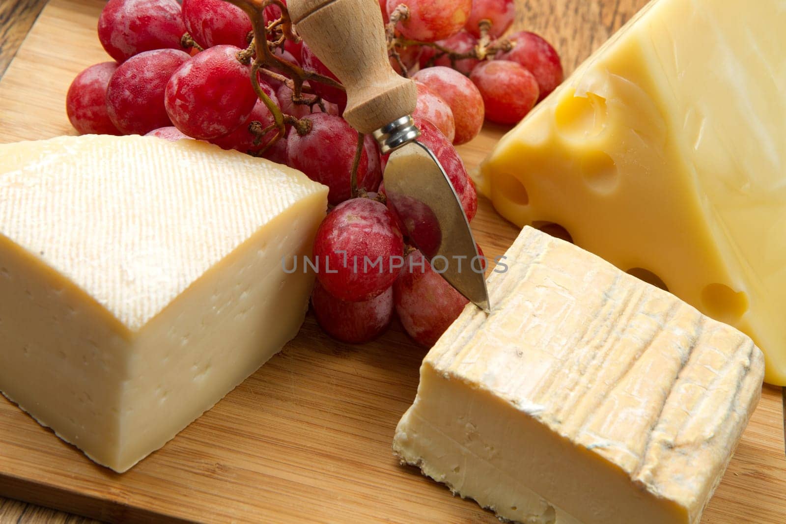 mixed cheese with grapes