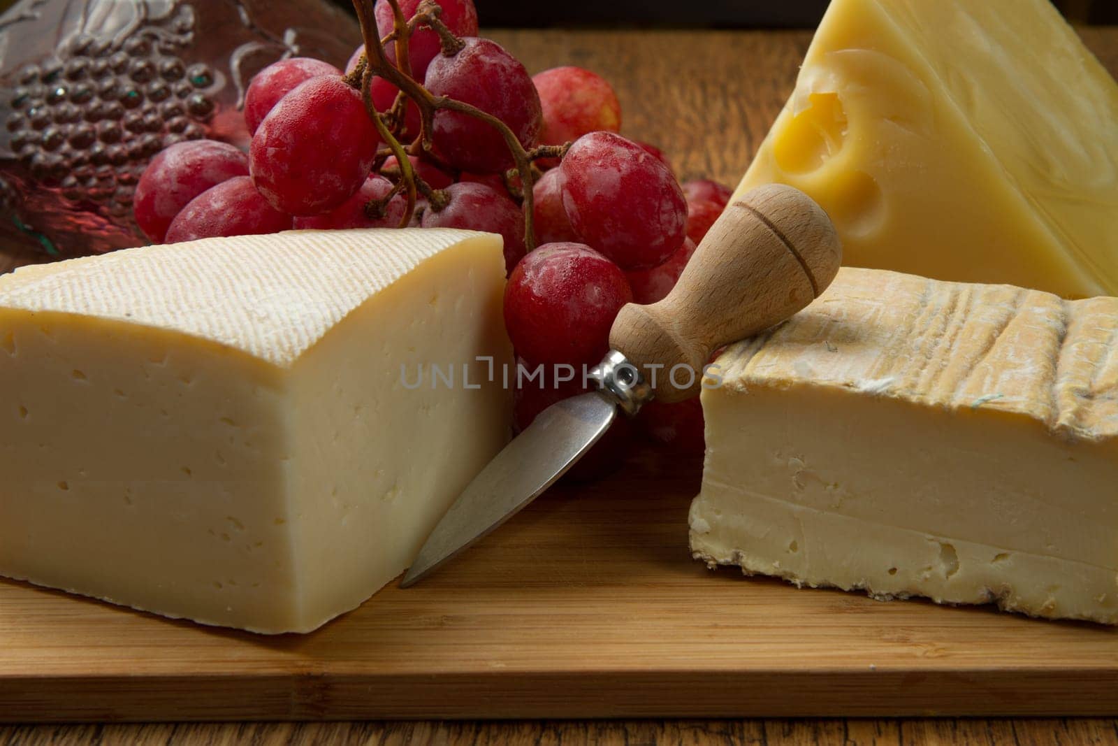 mixed cheese with grapes