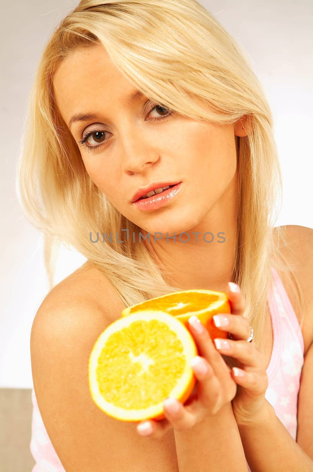 Young Blonde woman with fruits : Orange