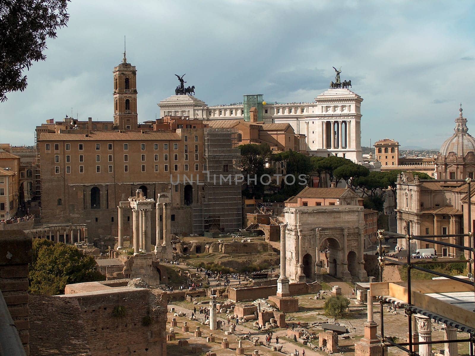 Glipses of ancient Rome seen from the Forum.