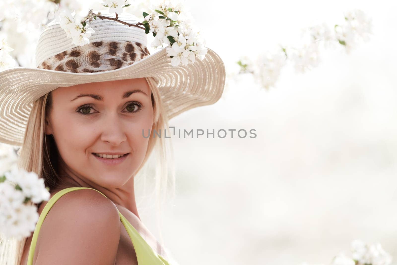 woman with hat at the park