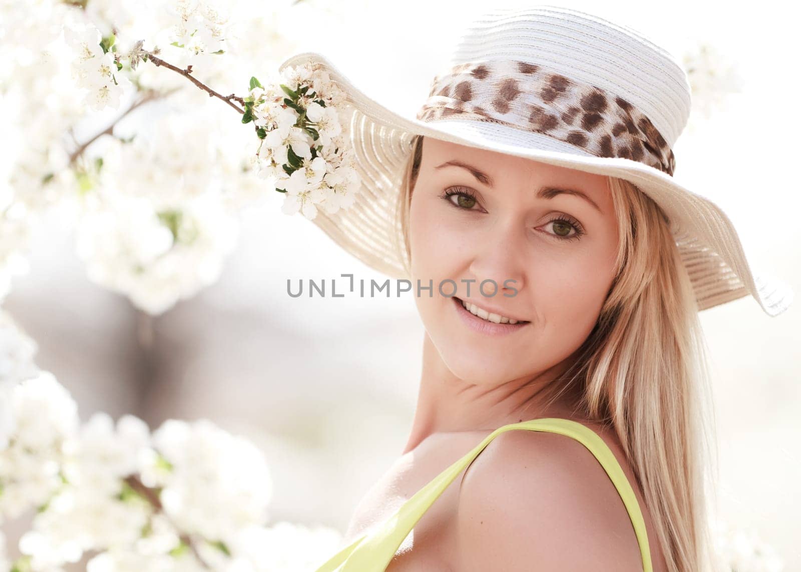 woman with hat at the park