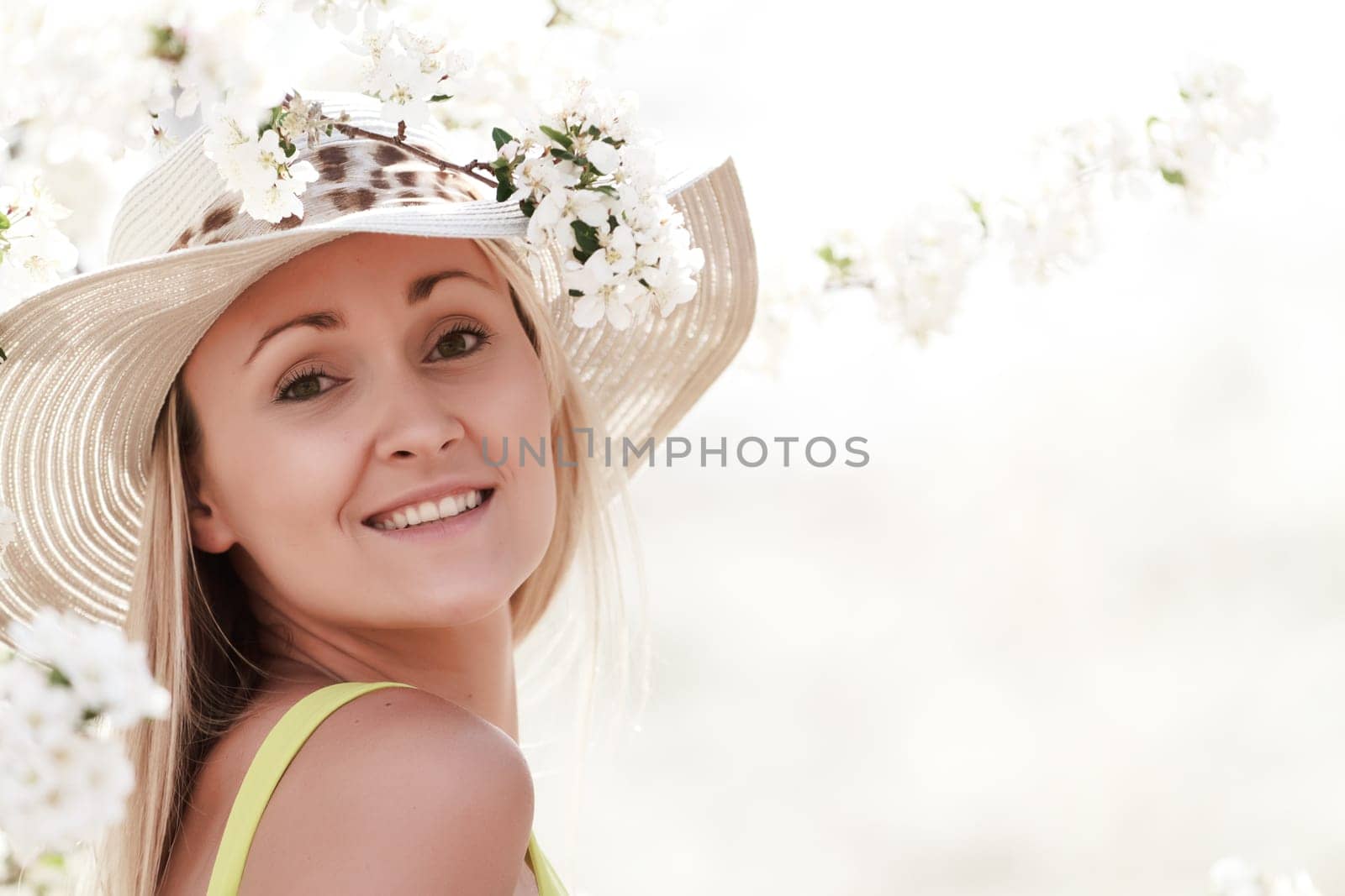 woman with hat at the park