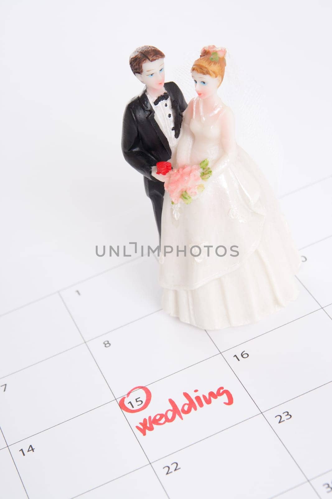 Word wedding in calendar and wedding figurines - planning a wedding concept