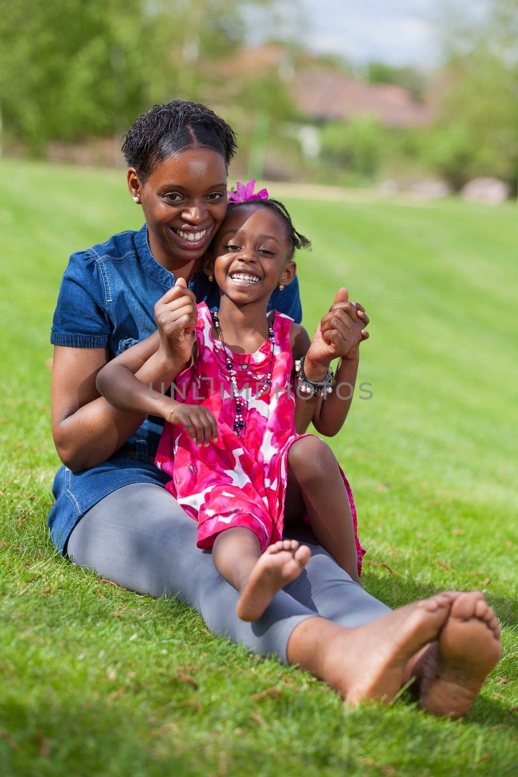 Portrait of a adorable african mother with her daughter in the garden