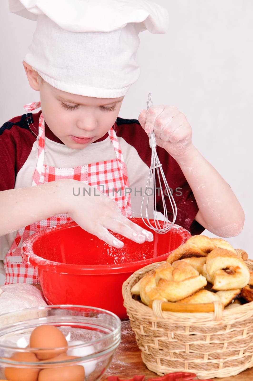 little boy in chef&#039 s hats on grey background