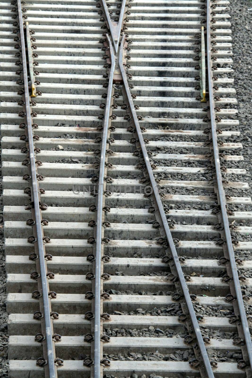 Cross-over of railway tracks laid on concrete sleepers