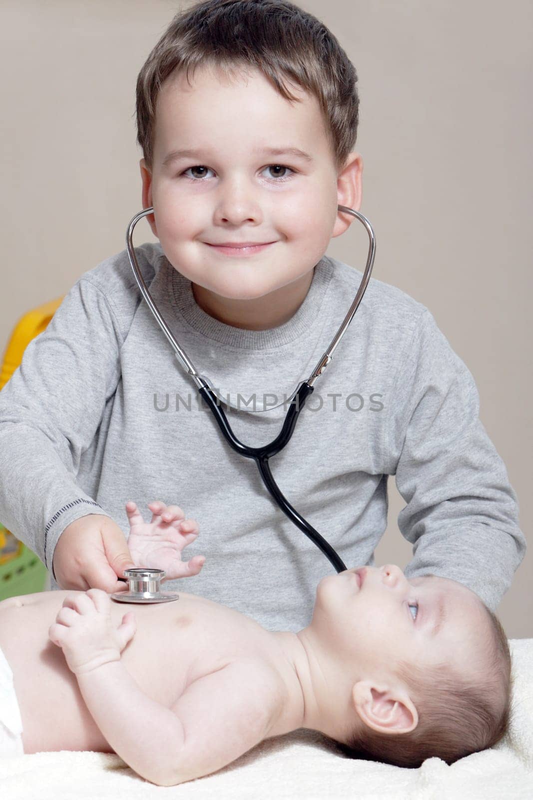 Stethoscope listening to a baby&#039 s heartbeat