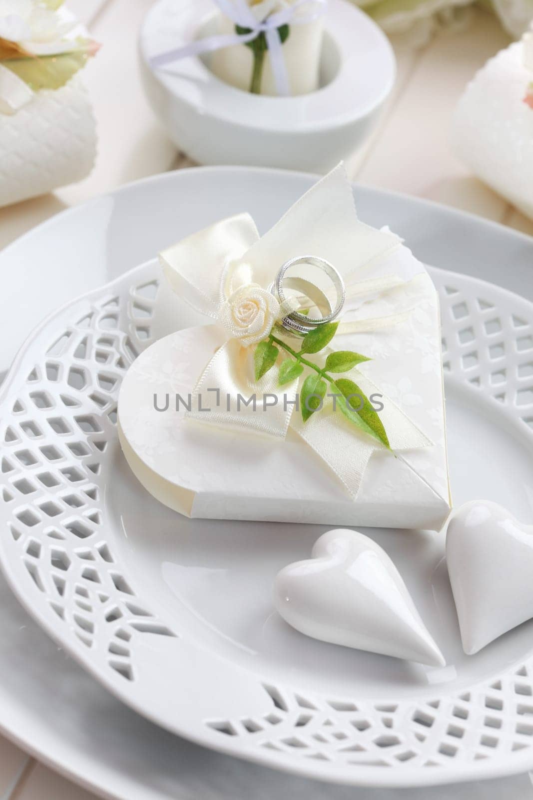 Luxury place setting in white with small present for the guests