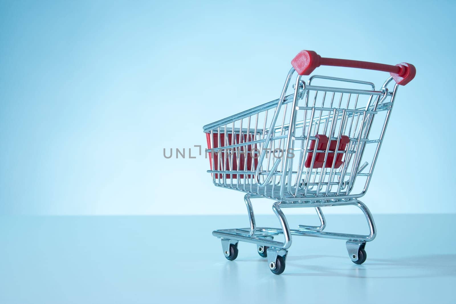 Shopping cart (shopping trolley) alone