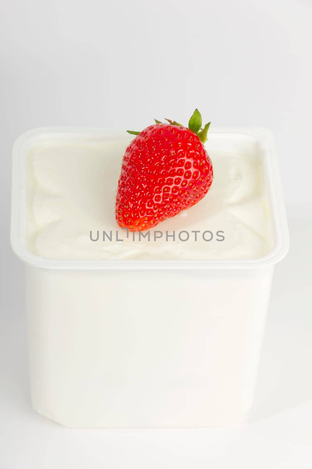 A pot of quark with a strawberry
