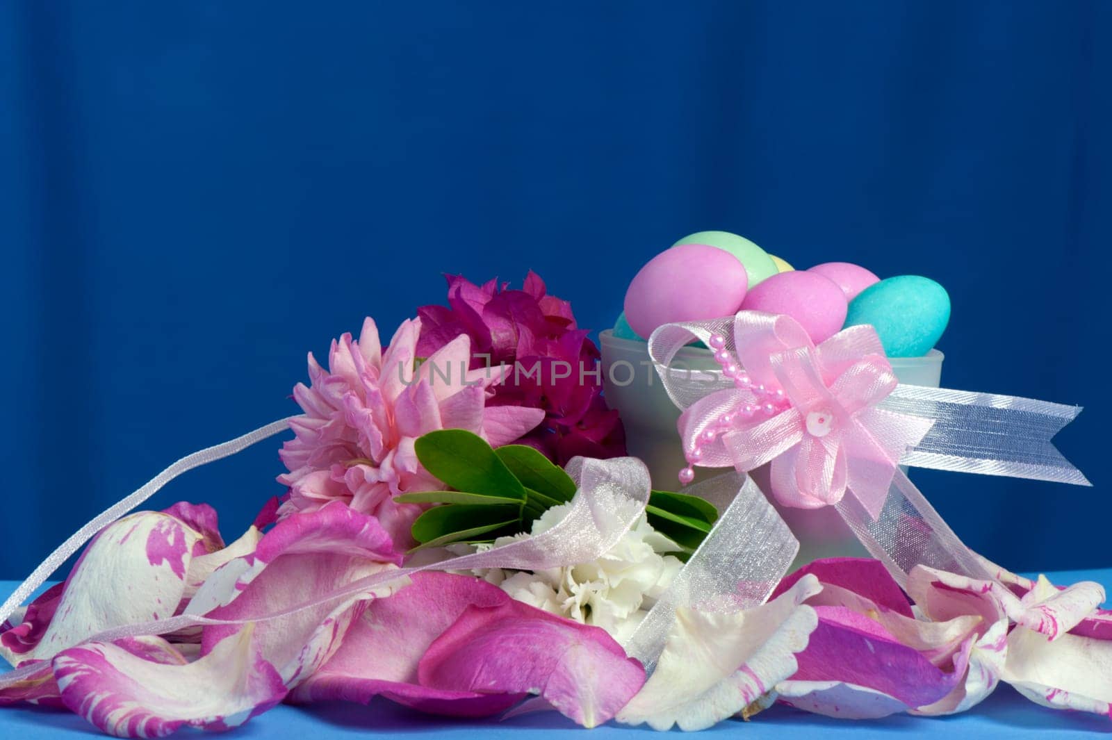 Arrangement with flowers and favors for wedding, baptism and First Communion