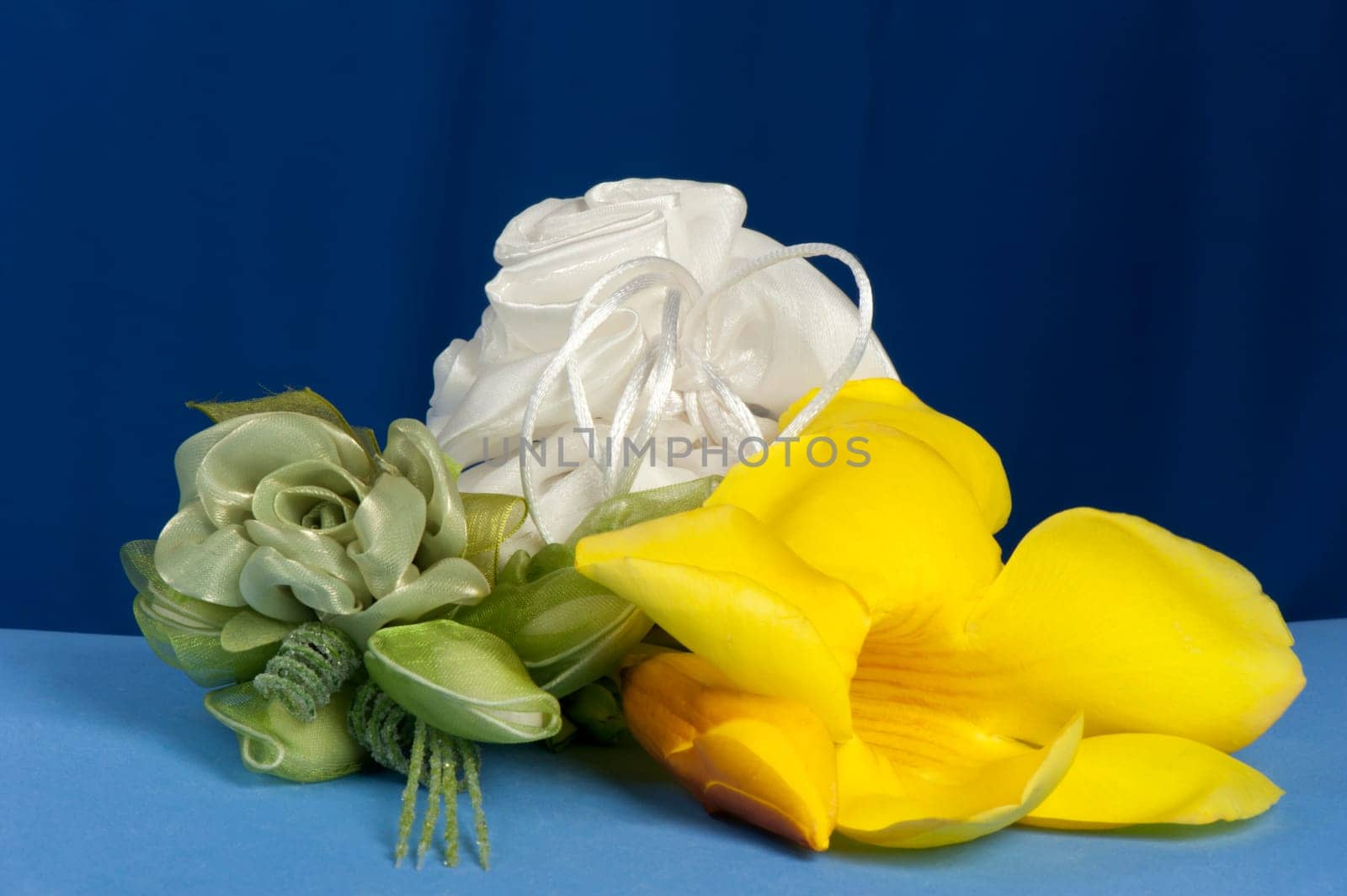 Arrangement with flowers and favors for wedding, baptism and First Communion