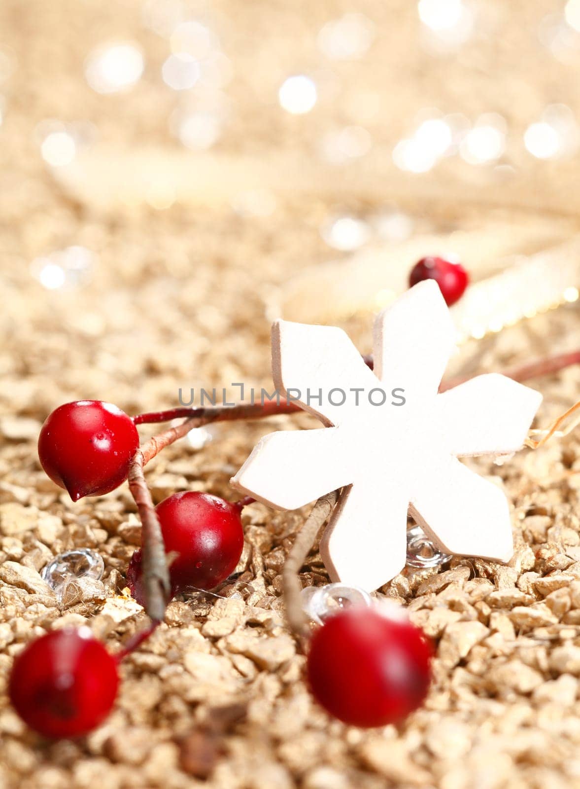 White star and some red decoration an a golden background with boketh