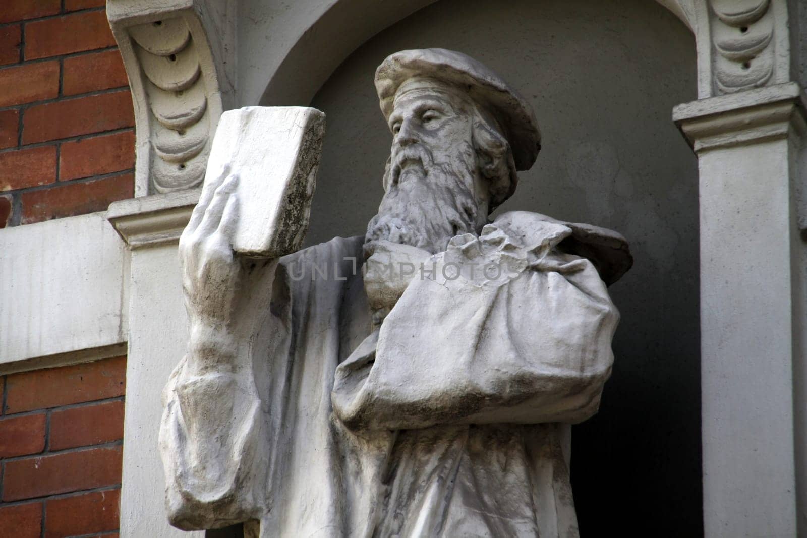 Gutenberg statue on a house in Hamelin