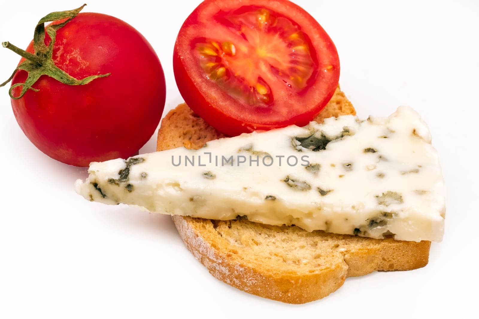 Wheat toast with pear laminate, blue cheese and tomato